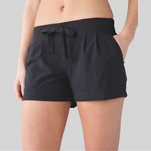 Lululemon Spring Break Away Shorts II in Black | Size 4